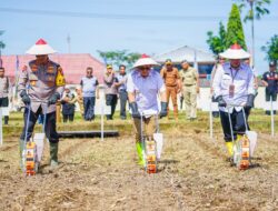 Pj. Gubernur Adhy Bersama Polda Jatim Tanam Jagung Serentak di Kabupaten Blitar, Dukung Terwujudnya Swasembada Pangan Nasional