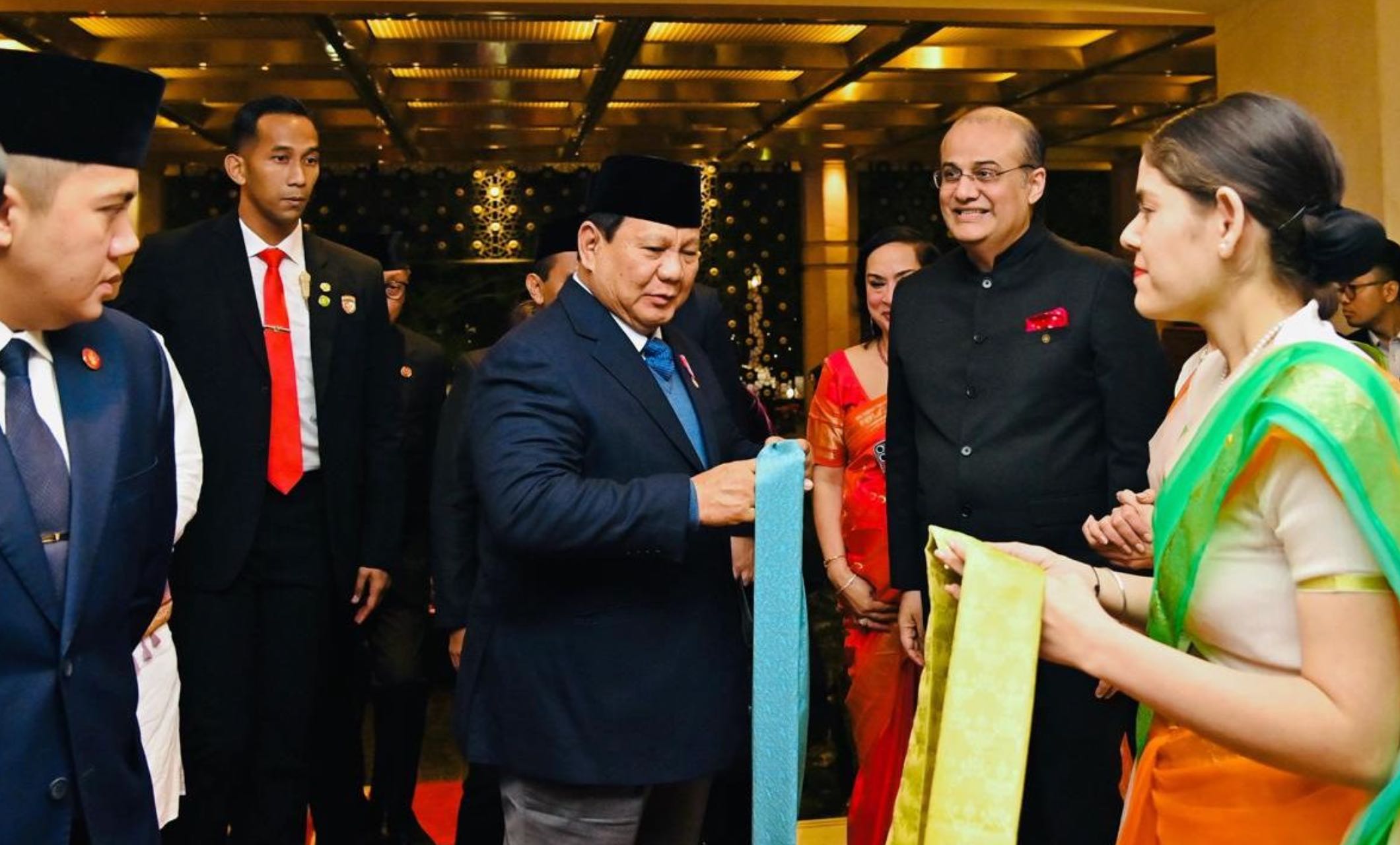 Kedatangan Presiden Republik Indonesia, Prabowo Subianto, di New Delhi, India, pada Kamis malam, 23 Januari 2025, disambut antusias oleh para mahasiswa Indonesia di India. Foto: BPMI Setpres/Laily Rachev
