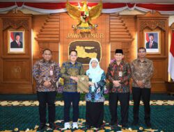 Pj. Gubernur Jatim Serahkan SPT Plt. Bupati Situbondo Kepada Khoirani