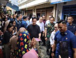 Dampingi Wapres Gibran Berbagi Buku dan Susu di Kapasan, Pj. Gubernur Adhy Pastikan Asta Cita di Jatim Berjalan Lancar