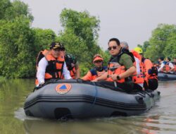 Susur Sungai Kedungpeluk, Pj. Gubernur Adhy Pimpin Pembersihan Eceng Gondok dan Sampah Penyebab Banjir di Candi Sidoarjo