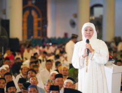 Bersama Ribuan Masyarakat Peringati Nuzulul Qur’an di MAS, Gubernur Khofifah Ajak Renungi Makna Turunnya Al-Qur’an sebagai Pembeda Antara Haq dan Batil