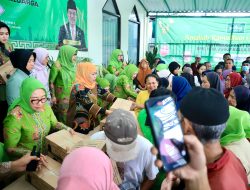 Gubernur Khofifah Bersama Jajaran PP Muslimat NU Distribusikan 1.000 Paket Lebaran dari Keluarga Jusuf Kalla untuk Masyarakat