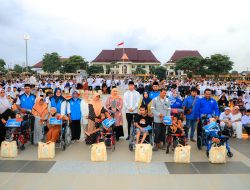 Gubernur Khofifah Bersama Bupati Tuban Halindra Kompak Bagikan Santunan 2.000 Anak Yatim