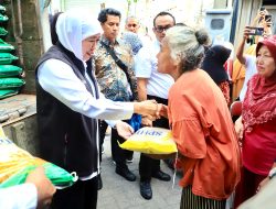 Gubernur Khofifah Bersama Ratusan Warga Bulak Banteng Surabaya Meriahkan Pasar Pangan Murah