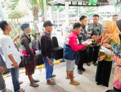 Berbagi Kebahagiaan Jelang Lebaran, Gubernur Khofifah Bagikan 200 Paket Sembako untuk Masyarakat Kurang Mampu di Sekitar Grahadi