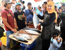 Kunjungi Pasar Bandeng Gresik Bersama Cucu , Gubernur Khofifah Kenalkan Tradisi Sejak Dini