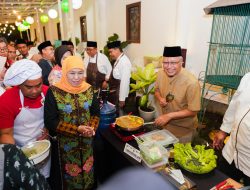 Jaga Tradisi Salat Malam Bersama Kepala Perangkat Daerah dan BUMD Jatim Dilanjutkan Lomba Masak Bandeng , Gubernur Khofifah Harap Tingkatkan Keguyuban dan Keberkahan di Akhir Ramadhan.
