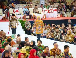 Gubernur Khofifah Cairkan THR Guru Rp 412,6 Miliar, Komitmen Tingkatkan Kesehteraan Tenaga Pendidik di Jawa Timu