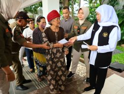 Sambut Idul Fitri 1446 H, Gubernur Khofifah Berbagi 1.500 Paket Sembako dan Zakat Mal pada Warga Sekitar Kantor Gubernur Jawa Timur