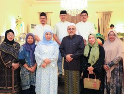 Akhiri Rangkaian Tiga Hari Open House Lebaran Iedul Fitri , Gubernur Khofifah Sampaikan Terima Kasih pada Ribuan Masyarakat yang Hadir di Grahadi dan Kediaman