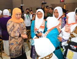 Lepas Kloter Pertama Jemaah Haji Embarkasi Surabaya, Gubernur Khofifah Titip Doa untuk Indonesia dan Jatim Aman Bahagia Sejahtera