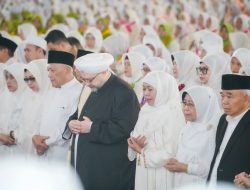 Bersama Puluhan Ribu Jemaah Muslimat NU, Gubernur Khofifah Mohon Doa Cicit Syech Abdul Qadir Al Jailani Untuk Kedamaian Jawa Timur dan Indonesia