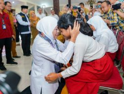 Lindungi Kelompok Rentan dan Entas Kemiskinan, Gubernur Khofifah Salurkan Bansos Rp 12,9 Miliar di Bondowoso