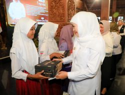 Gubernur Khofifah Serahkan Bantuan Sosial hingga BKK Desa senilai Rp 4,76 Miliar untuk Masyarakat Ponorogo