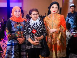 Gubernur Khofifah Terima Penghargaan Leading Women Awards 2025 dari CNN Indonesia