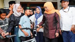 Gubernur Khofifah Wujudkan Cita-Cita Nanda Siswa SD di  Singosari Malang, Sepasang Anak Sapi Beserta Kandangnya Jadi Hadiah Istimewa
