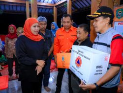 Sambangi Pengungsi dan Dapur Umum Bencana Longsor Trenggalek, Gubernur Khofifah Serahkan Bantuan Logistik