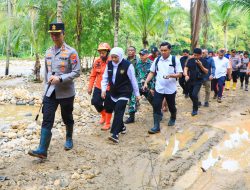 Gubernur Khofifah Susuri Medan Curam Dampak Longsor Trenggalek, Sampaikan Terimakasih Kepada Kapolda Jatim Turunkan Anjing Pelacak Pencarian Korban Tertimbun