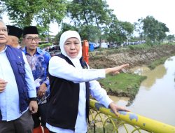 Gubernur Khofifah Tinjau Normalisasi Sungai di Pamekasan, Pastikan Daya Tampung Air Kembali Normal