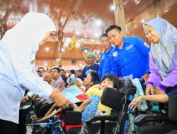 Serahkan Bantuan Rp 7,62 Miliar untuk Masyarakat Bangkalan, Gubernur Khofifah Optimis Kemiskinan Ekstrem di Jatim Turun.