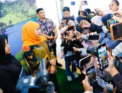 Tinjau Posko SPMB Jatim 2025, Gubernur Khofifah Pastikan Berjalan Optimal Lewat Senopati AI