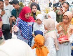 Raih Kemuliaan Bulan Muharram, Gubernur Khofifah Ajak 100 Anak Yatim Piatu dan Difabel di Kota Malang Belanja Kebutuhan Sekolah