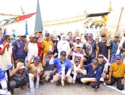 Sapa Nelayan dan Kelompok Perikanan di Muncar Banyuwangi, Gubernur Khofifah Serahkan Bantuan Senilai Rp 276 Juta