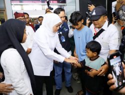 Gubernur Khofifah Hadir di Tengah Duka Tragedi KMP Tunu, Serahkan Santunan Ahli Waris Keluarga Korban di Banyuwangi
