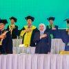 Orasi Ilmiah di Hadapan Ribuan Wisudawan UINSA, Gubernur Khofifah Tegaskan Komitmen Bangun Pendidikan Islam Inklusif, Kolaboratif dan Berdampak