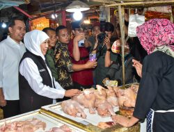 Tinjau Pasar Tanjung Jember, Gubernur Khofifah Pastikan Harga Stabil dan Distribusi Bahan Pokok Lancar