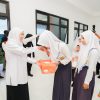 Bagikan Sepatu Untuk Calon Siswa SR di Lamongan, Gubernur Khofifah Pastikan Sekolah Rakyat Siap Beroperasi 100 Persen