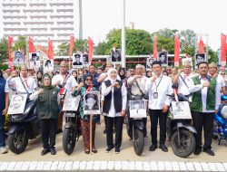 Gubernur Khofifah Kendarai Motor Listrik Pimpin Langsung Penyerahan Tali Asih untuk Perintis, Janda Kemerdekaan dan Keluarga Pahlawan Nasional