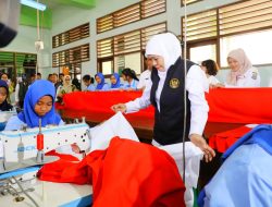 Tumbuhkan Semangat Nasionalisme Pelajar, Gubernur Khofifah Bersama Murid SMA/SMK/SLB se Jatim Jahit Bendera Merah Putih Terpanjang
