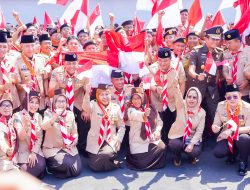 Gubernur Khofifah Pimpin Apel Hari Pramuka Ke-64, Ajak Pramuka Jatim Hidupkan Ruh Kepanduan untuk Wujudkan Ketahanan Bangsa