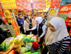 Blusukan ke Pasar Soponyono Surabaya, Gubernur Khofifah Pastikan Ketersediaan dan Harga Beras Medium Terjangkau Masyarakat