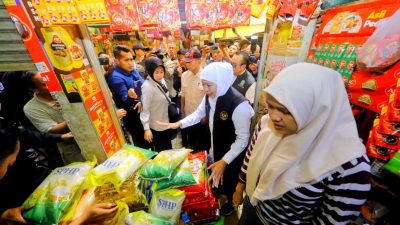 Blusukan ke Pasar Soponyono Surabaya, Gubernur Khofifah Pastikan Ketersediaan dan Harga Beras Medium Terjangkau Masyarakat