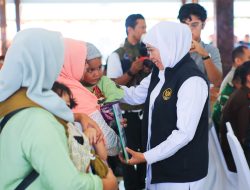 Gubernur Khofifah Salurkan Rp 5,7 Miliar Bansos dan Zakat Produktif Di Kabupaten Blitar, Jadi Penguat Sosial Ekonomi Masyarakat
