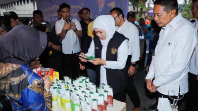 Jaga Keterjangkauan Harga Kebutuhan Bahan Pokok Masyarakat, Gubernur Khofifah Gelar Pasar Murah di Kota Malang