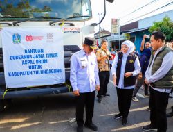 Gerak Cepat Perbaikan Jalan Tulungagung, Gubernur Khofifah Gelontorkan 300 Drum Aspal Lewat Sharing System