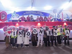 Kemeriahan HUT RI, Ada Ponsel Raksasa dan Robot AI di Truk Karnaval Kemkomdigi