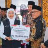 Gubernur Khofifah Salurkan Bantuan dan Zakat Produktif Senilai Rp 24 Miliar, serta Serahkan Santunan Duka untuk 17 Keluarga Korban Meninggal Karena Campak di Sumenep