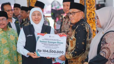 Gubernur Khofifah Salurkan Bantuan dan Zakat Produktif Senilai Rp 24 Miliar, serta Serahkan Santunan Duka untuk 17 Keluarga Korban Meninggal Karena Campak di Sumenep