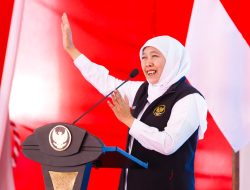 Salurkan Bantuan Rp12,6 Miliar Lebih dan Bagikan Bendera Merah Putih Untuk Masyarakat Sampang, Gubernur Khofifah Pastikan Bansos Tidak Digunakan Judi Online