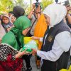 Ratusan Warga Gresik Serbu Pasar Murah, Gubernur Khofifah Tegaskan Komitmen Jaga Stabilitas Harga Bahan Pokok dan Daya Beli Masyarakat