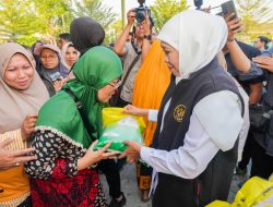 Ratusan Warga Gresik Serbu Pasar Murah, Gubernur Khofifah Tegaskan Komitmen Jaga Stabilitas Harga Bahan Pokok dan Daya Beli Masyarakat