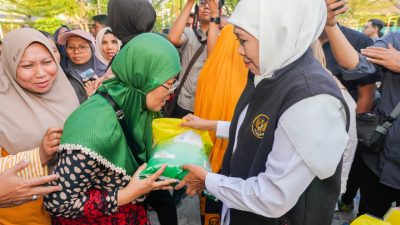 Ratusan Warga Gresik Serbu Pasar Murah, Gubernur Khofifah Tegaskan Komitmen Jaga Stabilitas Harga Bahan Pokok dan Daya Beli Masyarakat