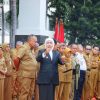 Apel Bersama ASN Pemprov Jatim, Gubernur Khofifah Serahkan Bantuan untuk ASN Terdampak Kebakaran Gedung Negara Grahadi