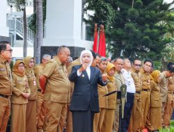 Apel Bersama ASN Pemprov Jatim, Gubernur Khofifah Serahkan Bantuan untuk ASN Terdampak Kebakaran Gedung Negara Grahadi