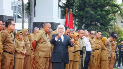 Apel Bersama ASN Pemprov Jatim, Gubernur Khofifah Serahkan Bantuan untuk ASN Terdampak Kebakaran Gedung Negara Grahadi
